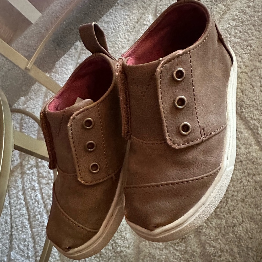 Toddler boys Toms size 7c